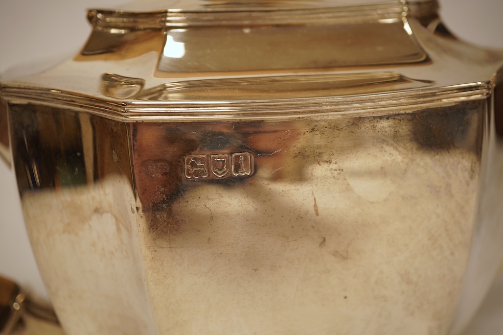 An Edwardian silver teapot, by Goldsmiths & Silversmiths Co Ltd, London, 1904, gross weight 19.9oz.